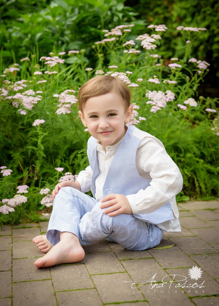 little-boy-poses-for-outdoor-family-portraits-in-toronto