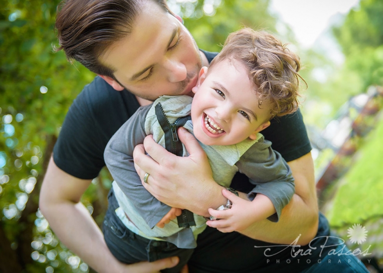 Fun-son-dad-portrait-in-the-park