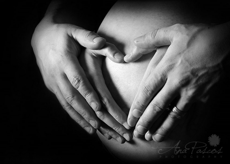 pregnant-belly-photography-hands