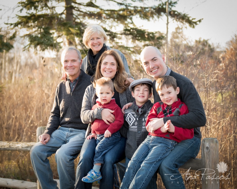 Best-Customer-Experince-Outdoors-Toronto-Christmas-Family-Portraits-in-the-Park